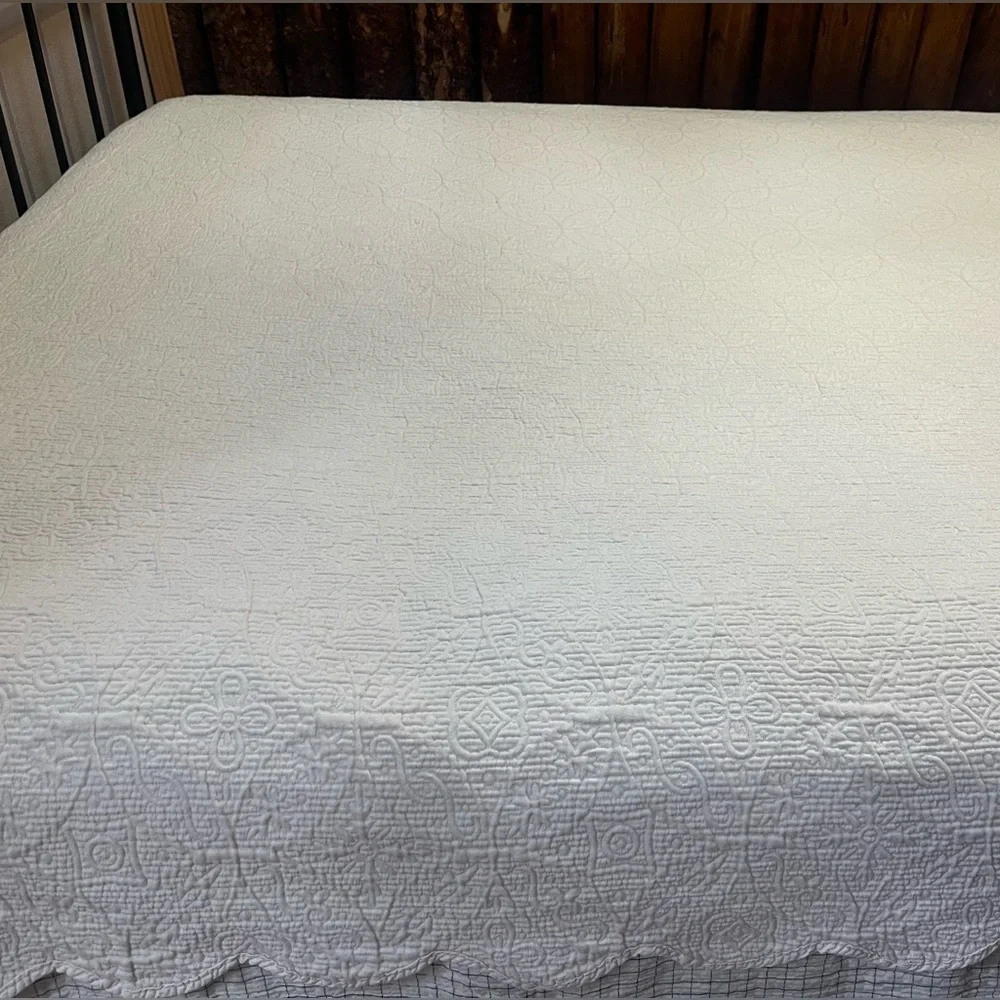 Vintage White/Light Cream Quilt Coverlet 79x87 | Scalloped Edge